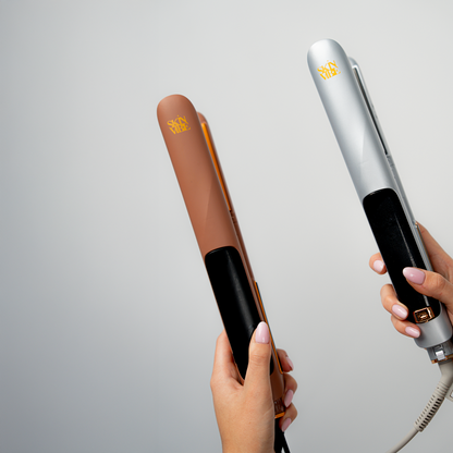 Prostownica SkinVibe AstraSteam Plasma - srebrna i mocha mousse w ręce