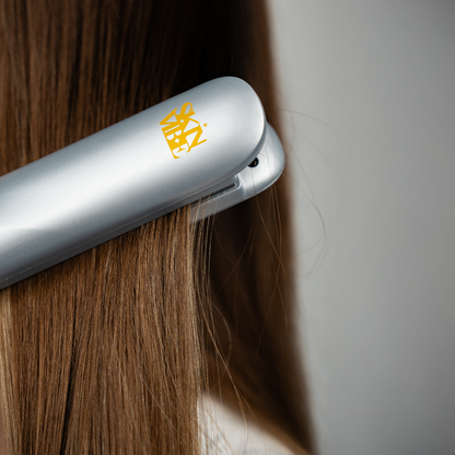 Prostownica SkinVibe AstraSteam Plasma - srebrna na paśmie włosów