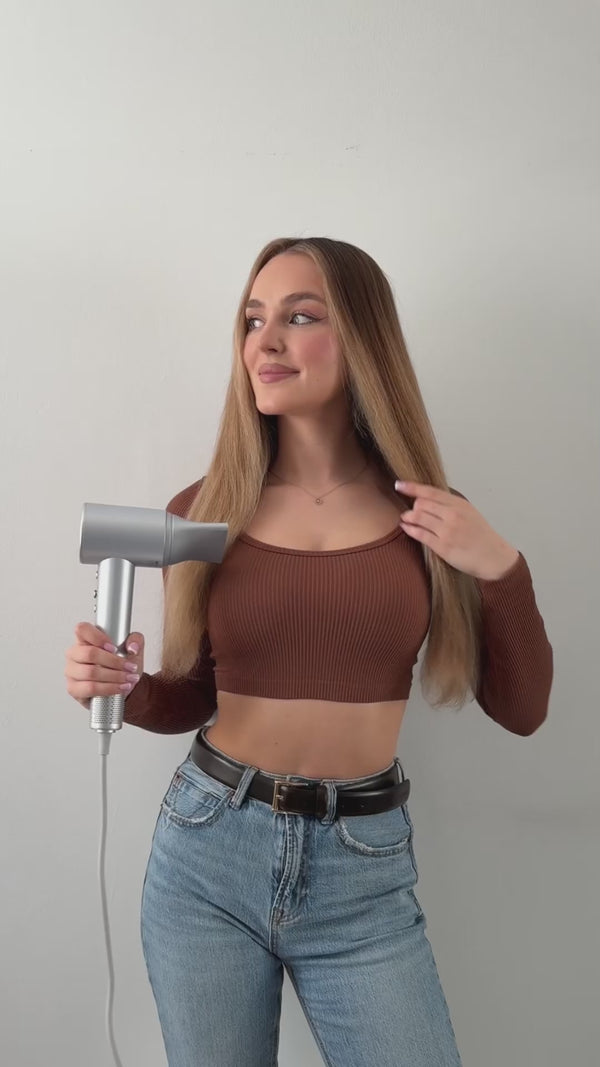 Suszarka do włosów aurea family x plasma modelka prezentująca